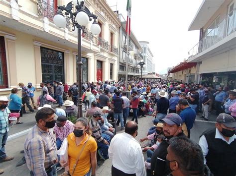 Bloquean grupos indígenas calles de Orizaba por altos cobros de la CFE