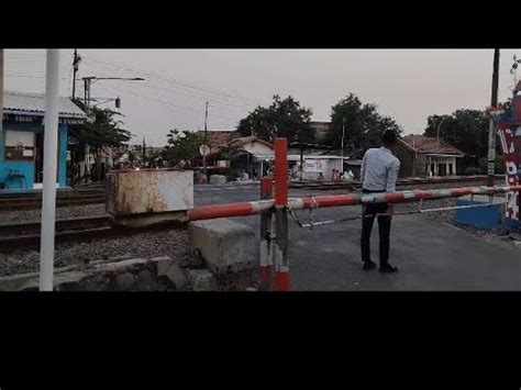 Railway Crossing Ka Brantas Vs Ka Airlangga Dipalang Pintu