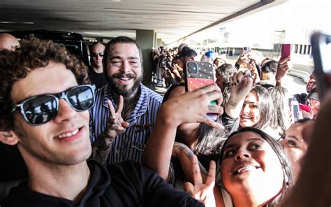 Todo Sorridente Post Malone Chega Ao Rio E Posa F S No Aeroporto