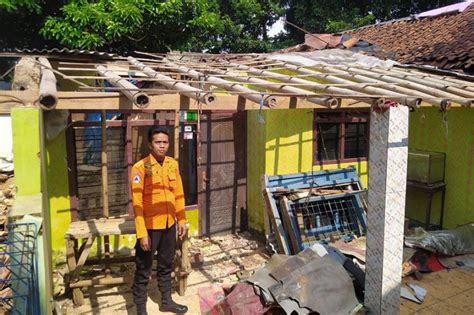 Rumah Warga Kota Bogor Ambruk Orang Mengungsi