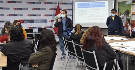 Se instalan mesas de trabajo con docentes de secundaria con formación