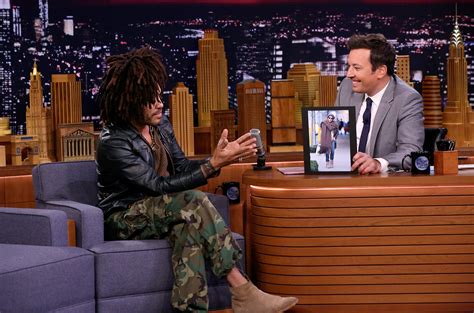 Lenny Kravitz Talks Giant Scarf Meme, Michael Jackson, Performs ‘Low’ on ‘Tonight Show’: Watch ...