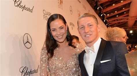 Bastian Schweinsteiger Und Ana Ivanovic Zeigen Ihr S Es S Hnchen