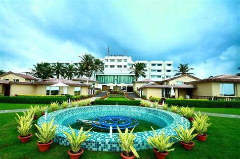 Hotel Holiday Resort (C̶$̶1̶2̶5̶) C$118 - UPDATED 2023 Prices, Reviews ...