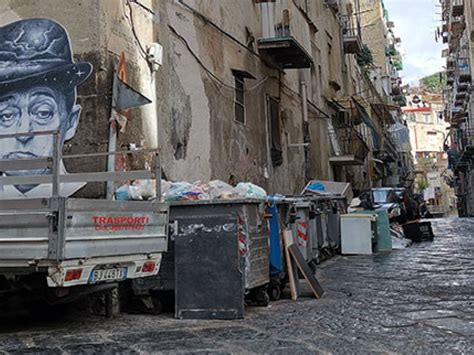 Napoli la casa di Totò sfigurata da rifiuti e negligenza ilGiornale it