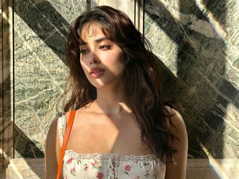 Pic Talk Hot Bikini Babe Janhvi Kapoor