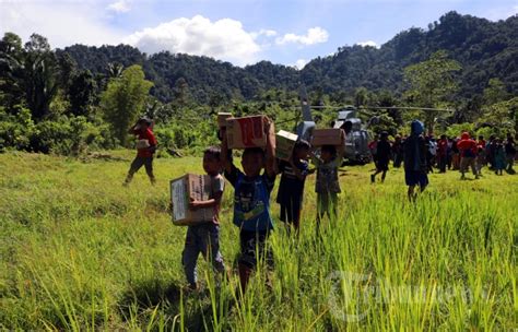 Warga Desa Kopeang Yang Terisolasi Menerima Sembako Tni Al Foto