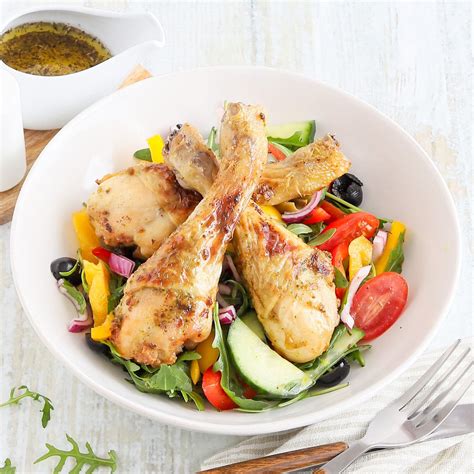 Unter der Haut gefüllte Pesto Drumsticks mit buntem Salat We love