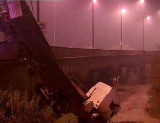 Un Cami N Qued Colgado Del Puente Z Rate Brazo Largo