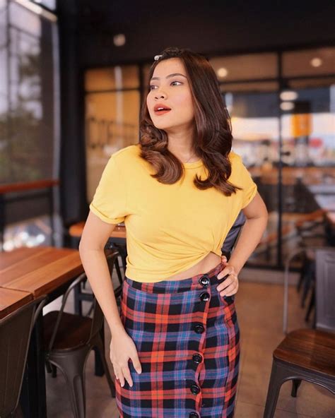 Inspirasi Ootd Dengan Rok Motif Kotak Kotak Ala Seleb Modis Banget