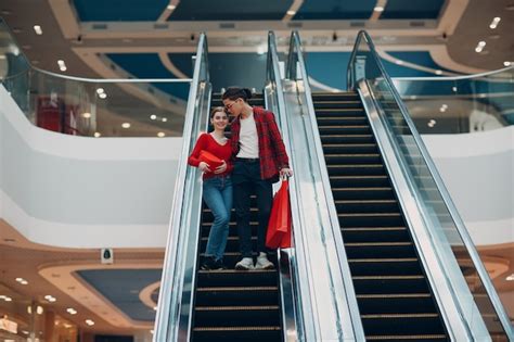 Joven Y Bella Pareja Joven Feliz Con Bolsas De Compras En La Escalera