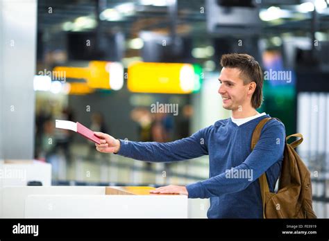 Bonito Hombre Con Pasaportes Y Tarjetas De Embarque En El Mostrador De