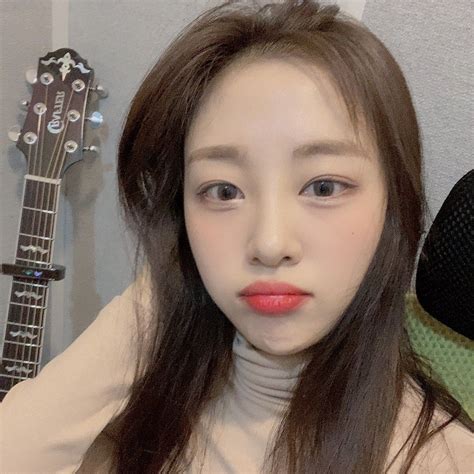 Loona Yves Selca Icon The Hills Have Eyes Eye Circles Odd Eyes