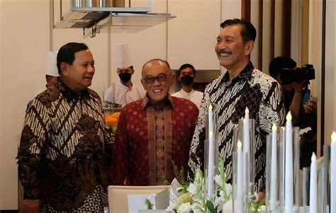 Prabowo Keliling Ke Rumah Ke Para Kerabat Di Hari Lebaran Pengamat