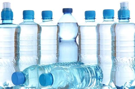 Agua embotellada y de grifo contiene micro y nanoplásticos