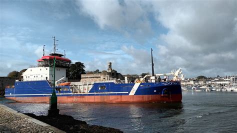 La Drague Hydromer Mise Au Sec Au Port De Concarneau Carenco Et Les