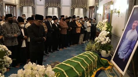 Warganet Haru Lihat Ridwan Kamil Pimpin Salat Jenazah Eril Pak Kuat