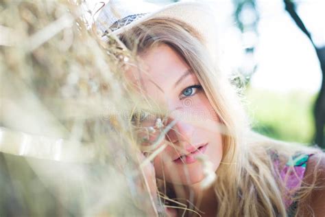 Het Blonde Meisje Ligt Op Hooiberg In Zonnige De Zomer Stock Afbeelding Image Of Dromen