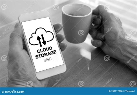 Concepto Del Almacenamiento De La Nube En Un Smartphone Foto De Archivo