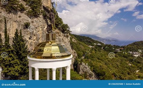 Igreja Do Arcanjo Michael Nas Montanhas De Gaspra Em Crimea Foto De