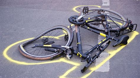 Gie En Radfahrer Bei Zusammensto Mit Auto Lebensgef Hrlich Verletzt