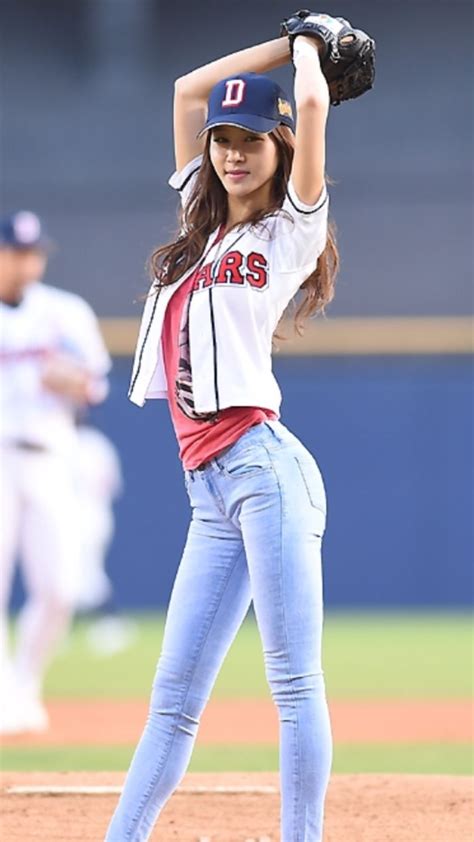 Pin By Sharon Tang On Model Figure Sport Girl Baseball Girls Sporty