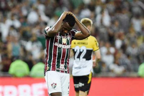 Torcida Do Fluminense Protesta No Maracan Ap S Empate O Crici Ma