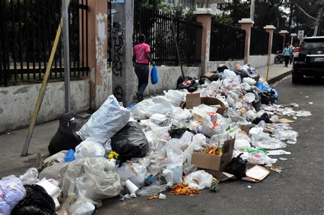 Basura arropa calles alrededor del Hospital Cabral y Báez en Santiago