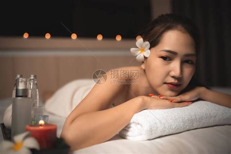 亚洲美丽的亚洲美女在spa按摩高清图片下载 正版图片506444734 摄图网