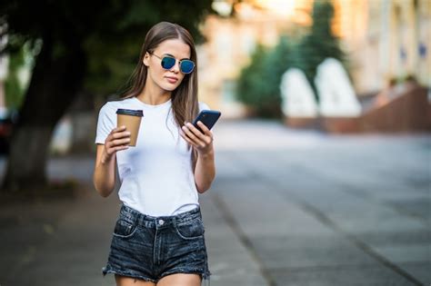 Jovem Mulher Sexy Caf Para Ir E Telefone Andando Na Rua De Ver O