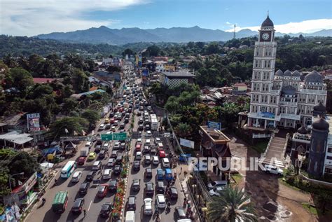 Libur Panjang Jalur Puncak Terpantau Padat Republika Online