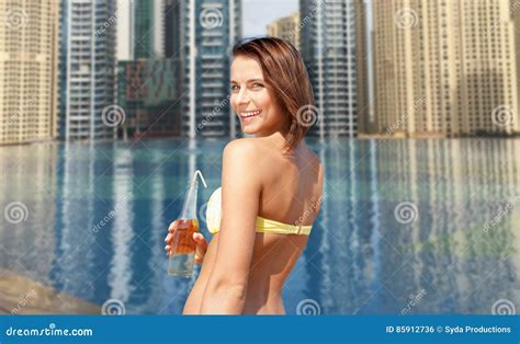 Femme Dans Le Bikini Avec La Bouteille De La Boisson Sur La Plage Photo Stock Image Du Sourire