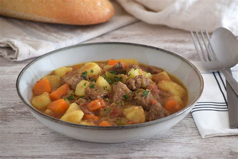 Carne guisada con patatas receta fácil con todo el sabor tradicional