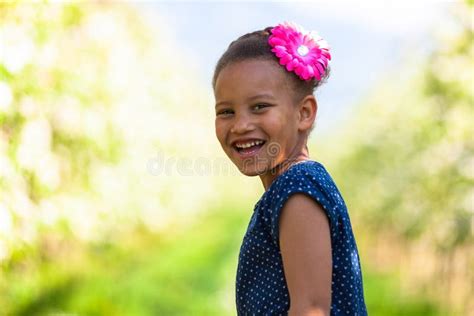 Retrato Al Aire Libre De Una Muchacha Negra Joven Linda Que Sonr E El