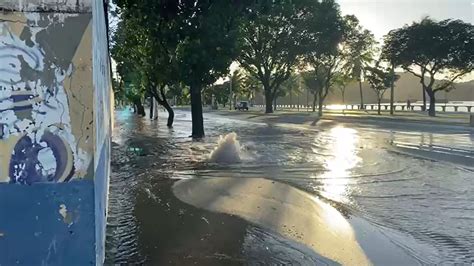 A Gazeta Vazamento de água alaga parte da Avenida Beira Mar em Vitória