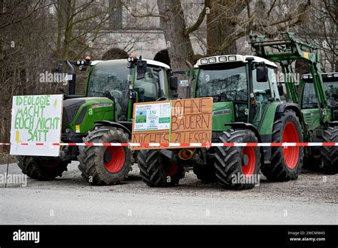 Teilnehmer Der Bauernproteste Fahren In N Rnberg Mit Ihren Traktoren Im