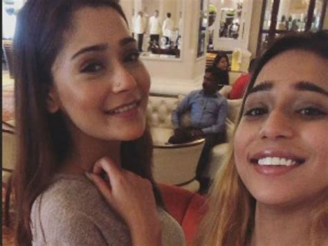 Sara Khans Nude Bathtub Video An Upset Sara Says We Didnt Do Anything Wrong It Just