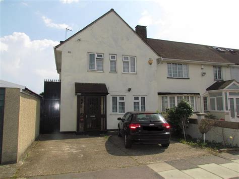 Oaks Lane Ilford Essex Ig2 3 Bed End Of Terrace House £1 650 Pcm