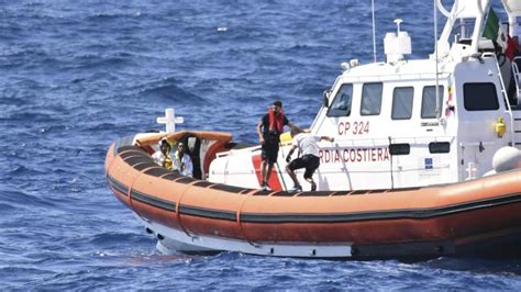 Italien Küstenwache startet eine Rettungsaktion für mehr als 1 000