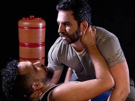 Essa Peça Tem Beijo Gay peça teatral confronta tabus sobre o amor entre homens Observatório G