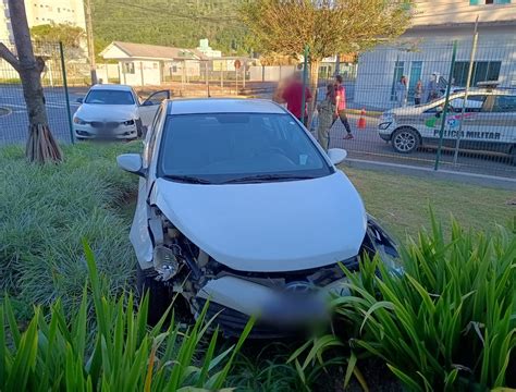 Vídeo Carro vai parar no jardim do Fórum após acidente em Jaraguá do