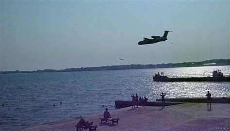 Бе-200 на бреющем заходит для забора воды. | Пикабу