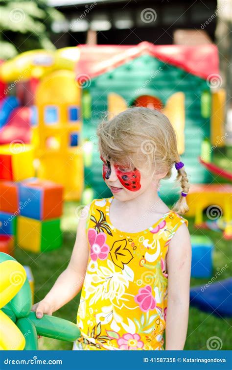 Enfant Avec La Peinture De Visage Photo Stock Image Du Carnaval