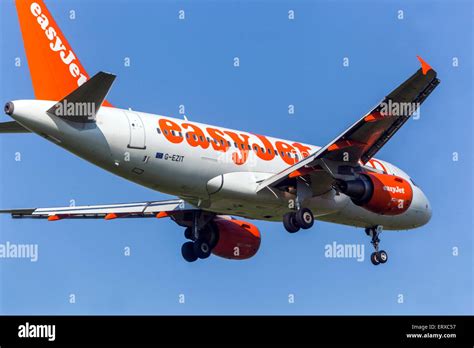 Easyjet Plane Landing Hi Res Stock Photography And Images Alamy