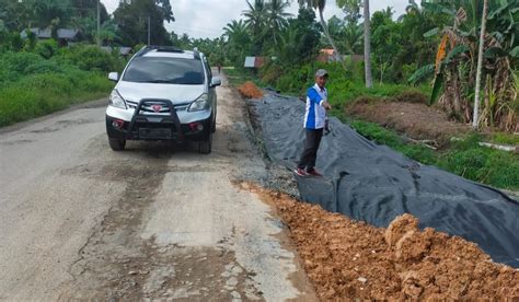 Diduga Tidak Memiliki Izin Tanah Timbun Proyek Bangun Jalan Di Sungai