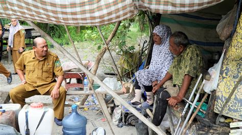 Masyarakat Desa Suka Mulya Swadaya Bantu Bedah Rumah Tak Layak Huni