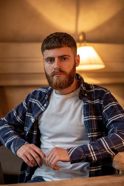 Retrato De Hombre Guapo Con Barba Vistiendo Camisa A Cuadros En El Caf