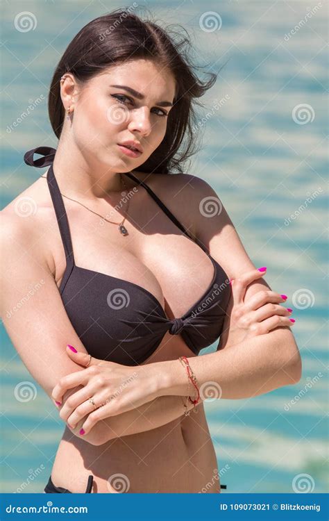 Mujer Atractiva En Bikini En Fondo Del Mar Imagen De Archivo Imagen