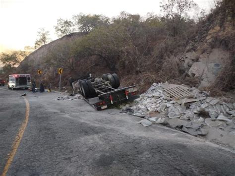 Vuelca tractocamión y deja a su conductor herido en la Tepic Vallarta