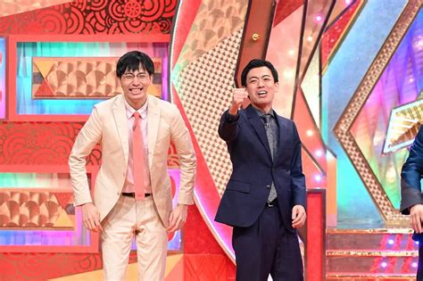 「第43回abcお笑いグランプリ」を制した「カベポスター」の永見大吾（左）と浜田順平。優勝決定の瞬間（c）abcテレビ ― スポニチ